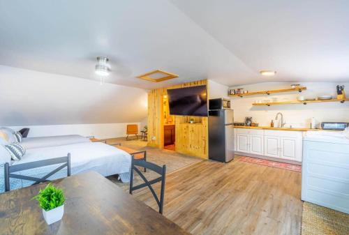 Mayfield Apartamento | Cozy Suite w Stunning Lake Views at Fife Lake Lodge