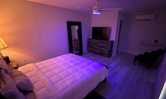 Barker Apartamento | Cozy suite with private entrance!Brand New!! Ac,WiFi, soundbar,55' Tv and more!