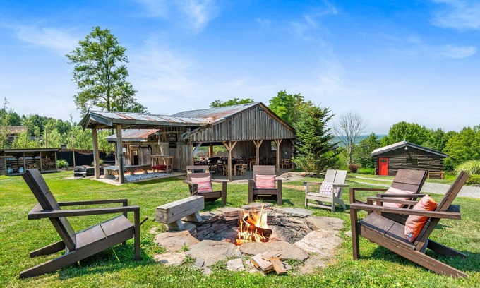 Thompson Cabina | Cozy Summer Cabin - Hot Tub, Firepit, Views, Near Trails & Lakes!