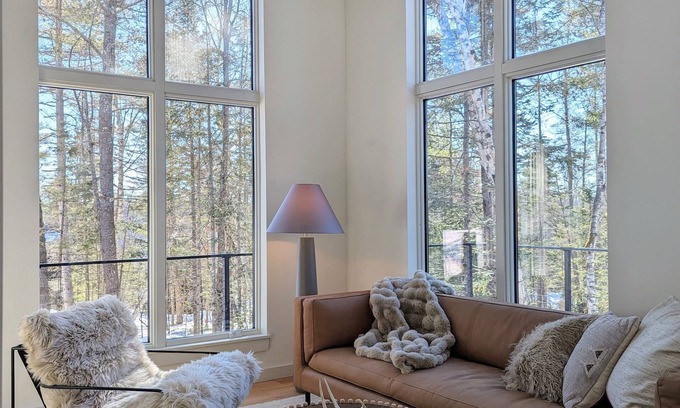 Bethel Chalet De Esquí | Cozy, sun filled mountain retreat w/45 private acres, hot tub, gym, car charger!