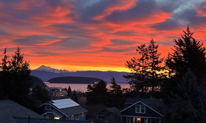 Anacortes Casa | Cozy Sunrise Oasis one mile from downtown restaurants & shops
