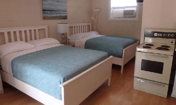 Lambton Shores Cabina | Cozy Sunset Cabin 1, Family of 4 Getaway!