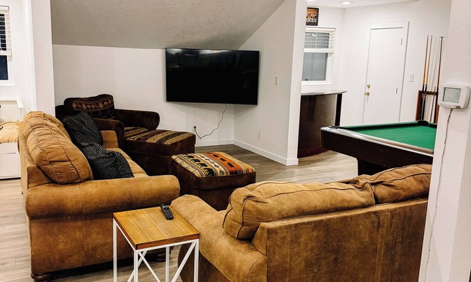 Brightwood Apartamento | Cozy Super Barn Studio with pool table, king beds. 30 minutes from ski resort.