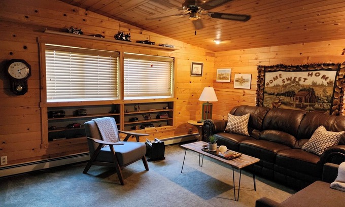 White Pine Casa | Cozy, super-clean cabin minutes from Lake Superior & the Porkies!