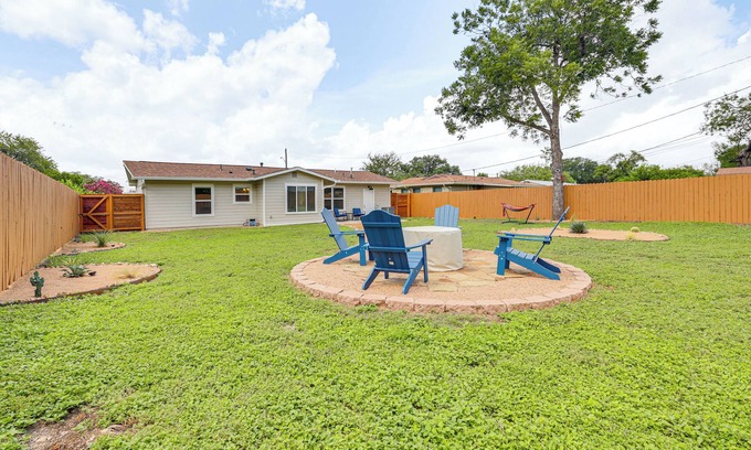 Shearer Hills - Ridgeview Casa | Yard & Furnished Patio: San Antonio Bungalow