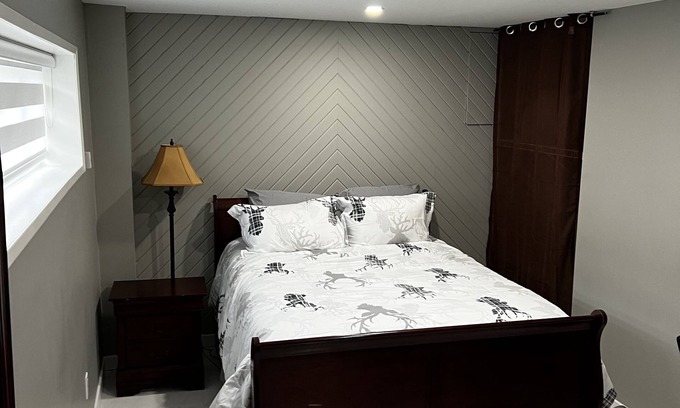 Surrey Casa | Cozy surrey queen bed suite kid & pet friendly