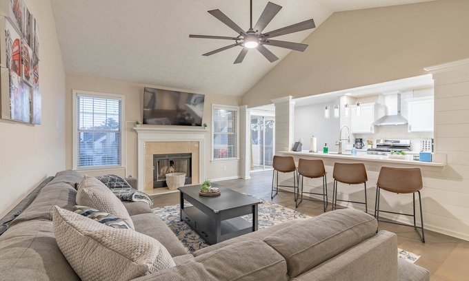 Lawrenceville Casa | Cozy Sweet Peach 4 BR 3 BA with Bonus Room & Screened Porch - Pet Free home
