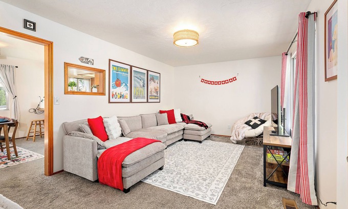 Midway Casa | Cozy Swiss Chalet Steps from Main St- Sleeps 5