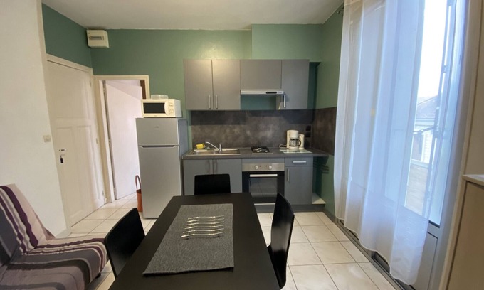 La Roche-Posay Apartamento | Apartamento T2 céntrico en La Roche-Posay con WI-FI, cocina equipada y balcón