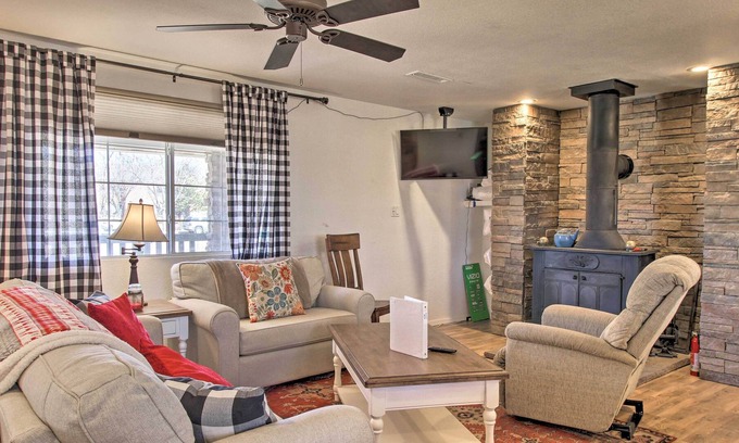 Taylor Casa | Cozy Taylor Home w/ Fireplace - Hiking Nearby