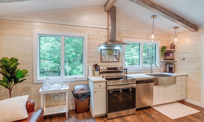 Linden Cabina | Cozy Tennessee Retreat w/ Patio & Charcoal Grill!