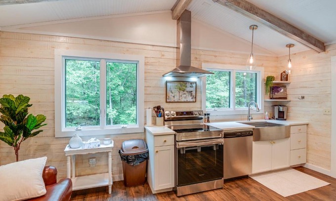 Linden Casa | Cozy Tennessee Retreat with Patio and Charcoal Grill!