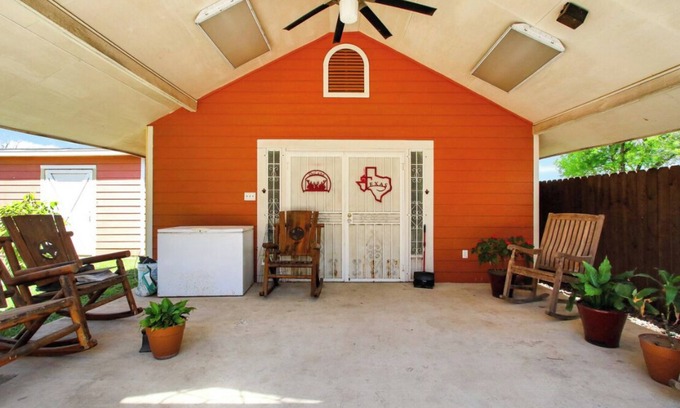 Southside Casa | Cozy Texas-themed bungalow casita. Pet friendly.