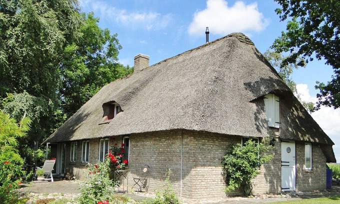 Neukirchen/Erzgeb Casa | Acogedora cabaña con techo de paja con chimenea y hermoso jardín para parejas u. Fam.