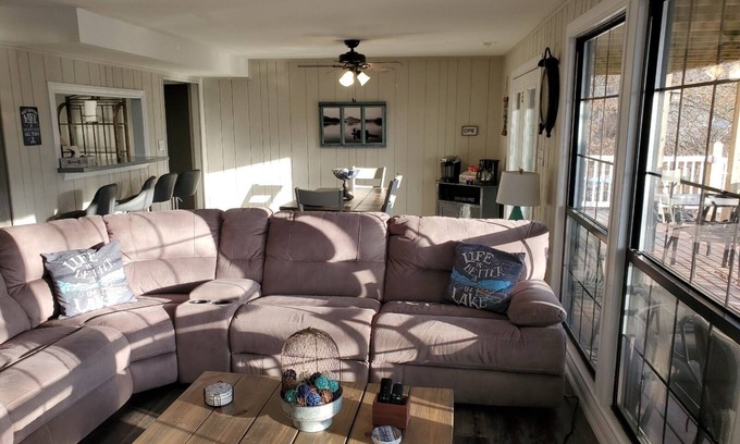 Linn Creek Casa | Cozy three bedroom two bath home overlooking the lake with breathtaking views