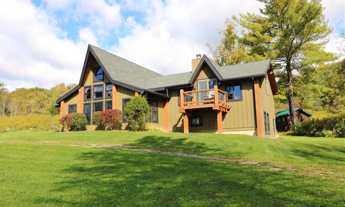 Great Valley Casa | Cozy Timber Frame Home! 5 minutes to Holiday Valley and downtown Ellicottville!