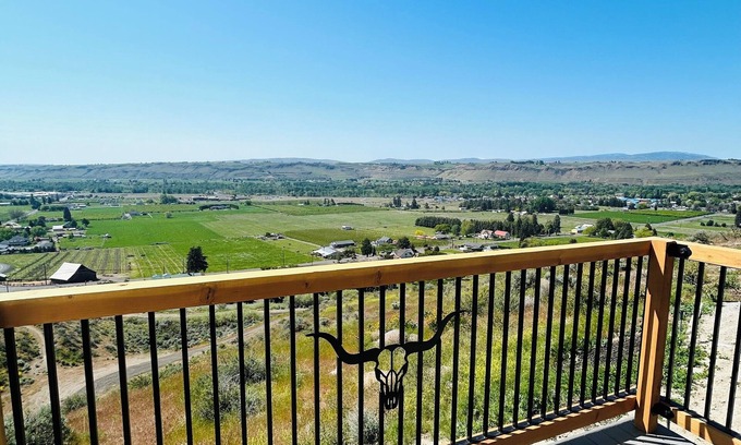 Naches Otro | Cozy Tiny FarmHouse with stunning views & Pool
