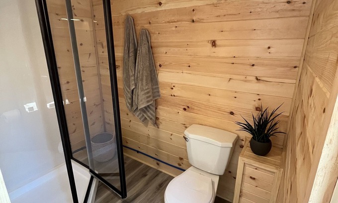 Caledon Cabina | Cozy tiny home, immersed in the forest, overlooking the pond!