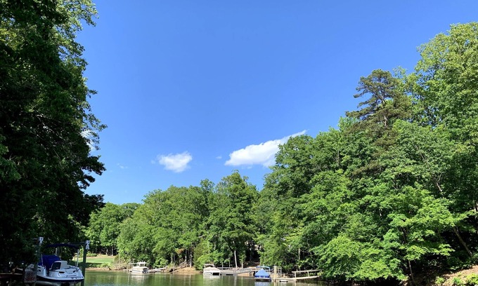 Lake Wylie Cabina | Cozy Tiny House - Lake Front Getaway.