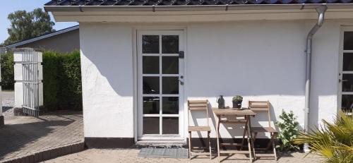 Otterup Cama Y Desayuno | Cozy tiny room, mini kitchen and bathroom