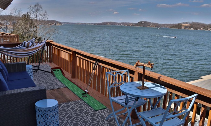 Lake Ozark Condominio | Cozy top floor condo with fireplace and panoramic view of the main channel