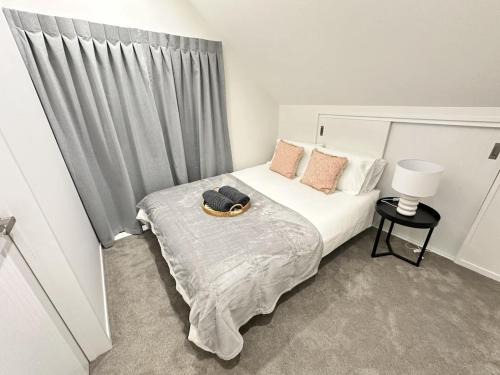 Auckland Casa | Cozy Top-Floor Stay with Private Bathrooms & Free Parking