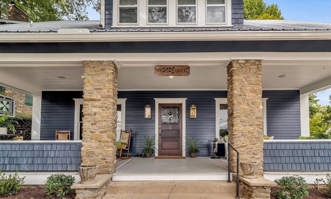 Lake Junaluska Casa | COZY-TOTALLY RENOVATED RETREAT - OVERLOOKING LAKE JUNALUSKA! LET HOPE ABOUND!