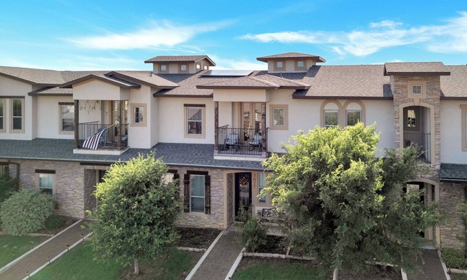 Denton Casa | Cozy Townhome just minutes away from UNT, TWU & Downtown Denton. Pet Friendly!