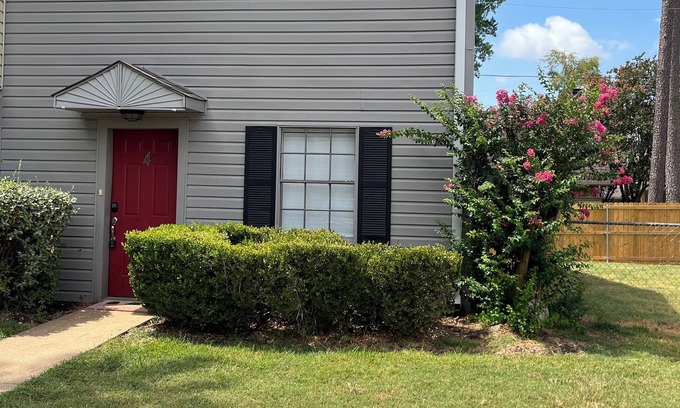 Longview Casa | Cozy townhome near restaurants, hospitals, shopping, and downtown. Family/pets!