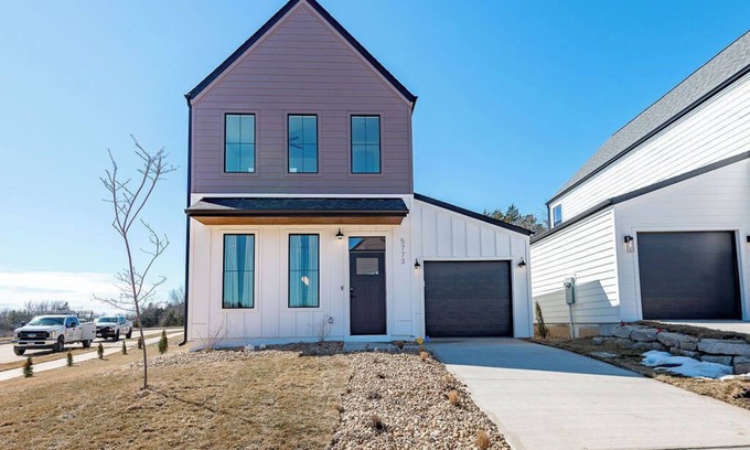 Brookline Station Casa | Cozy Townhome Stay by Trails, River & Greens