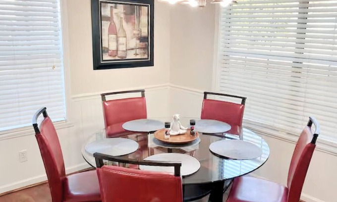 Forest Lake Casa | Cozy Townhome Tuscaloosa, 2-Bedroom, Walk to Campus Stadium & Downtown Strip