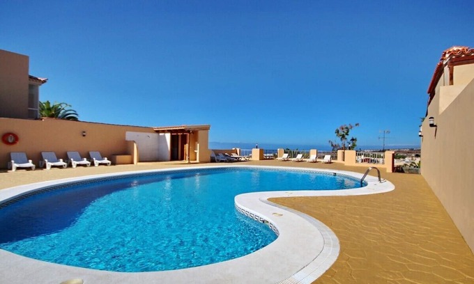 Costa Adeje Chalet De Esquí | Acogedora casa adosada con vistas al mar en Costa Adeje.