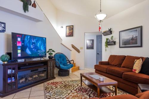 North Mountain Casa | Cozy Townhouse with Community Pool Near ASU West
