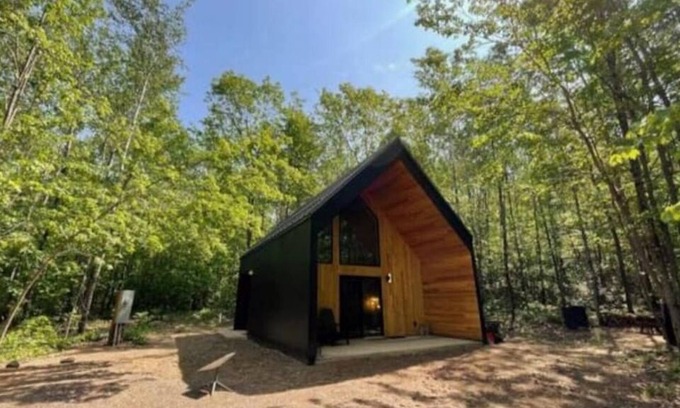 Hayward Cabina | Cozy Trailside Nordic Chic Nature Cottage
