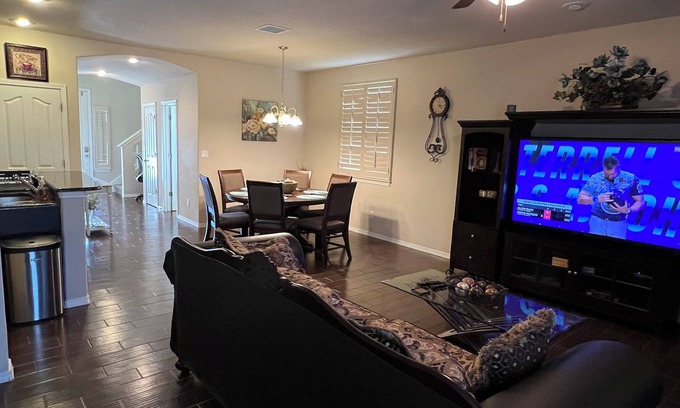 Chamberino Casa | Cozy Transmountain El Paso Home with Garage, 4-Bed & 2-Living Areas