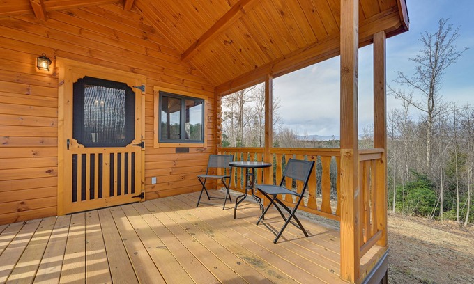 Traphill Cabina | Cozy Traphill Cabin Rental w/ Deck & Porch!
