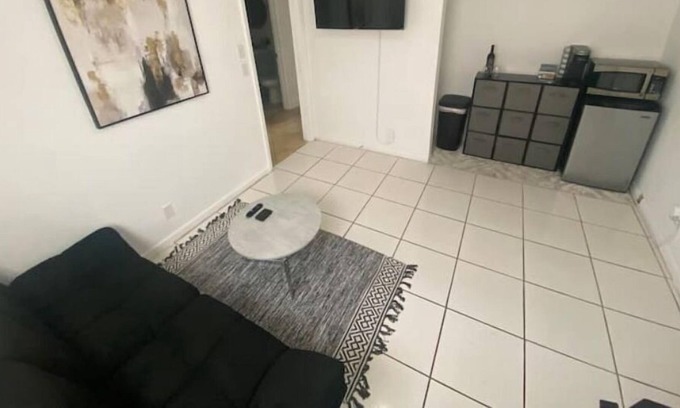 Greenacres Apartamento | Cozy Travelers Workspace - 10-min from Downtown!