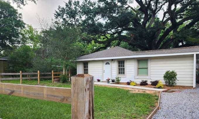 West Pensacola Casa | Cozy "Tree House" centrally located, 20 minutes to Perdido or Pensacola Beach!