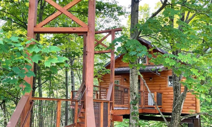 Millersburg Cabina | Cozy Treehouse Cabin with Treetop Views