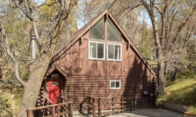 Cedar Glen Casa | Un moderno A recientemente renovado, tres niveles A-Frame.