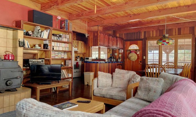 Burnt Ranch Casa | Cozy Trinity Cottage