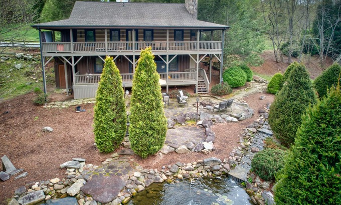 Foscoe Casa | Cozy Twin Rivers Edge - Cascada y estanque - Bañera de hidromasaje - Patio cercado enorme - Mesa de billar al aire libre
