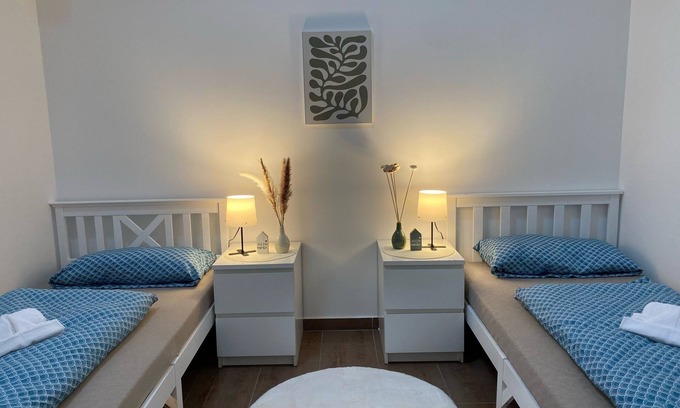 Roesrath Casa | Cozy twin room with terrace & smart TV in a quiet location | WLAN incl.