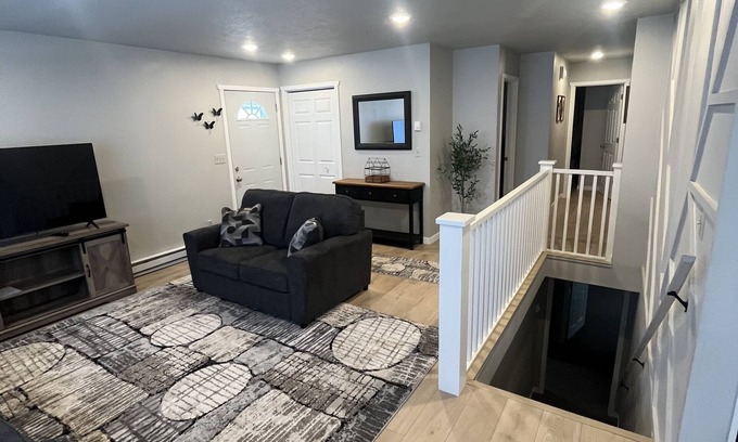 West Fargo Casa | Cozy Twinhome . Close to shopping and restaurants , small dogs are welcome.