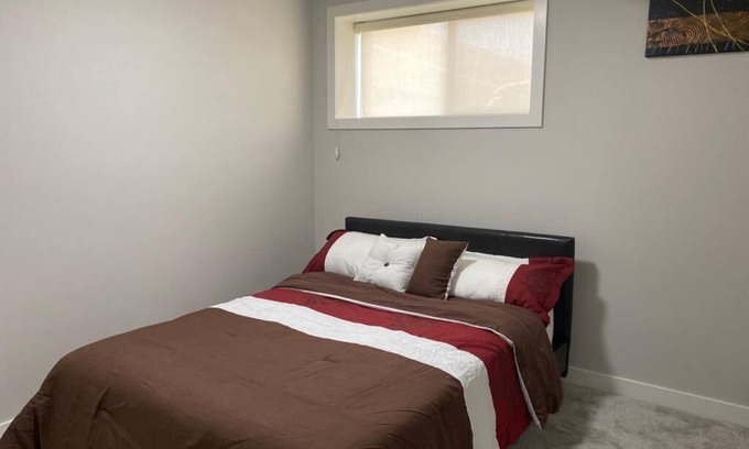 Symons Valley Casa | Cozy Two Bedroom Basement Suite