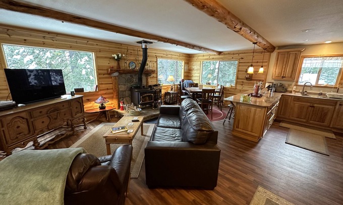 Ponderosa Cabina | Cozy two bedroom cabin with hearty Firewood Stove/Game Room