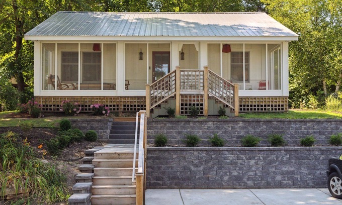 Wayzata Casa | Cozy two-bedroom cottage - five minutes walk to Wayzata and Lake Minnetonka