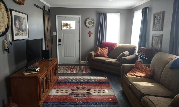 Wilmington Cabaña | Cozy two bedroom home by historic Rt. 66, pet friendy too!