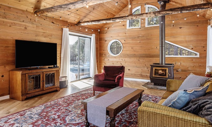 La Pine Casa | Cozy, Unique Geodesic Home in La Pine has Wood Stove, Private Deck, Hot Tub!