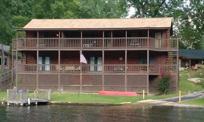 Mountain Pine Casa | COZY UNIT #1 WATERFRONT LOG CABIN